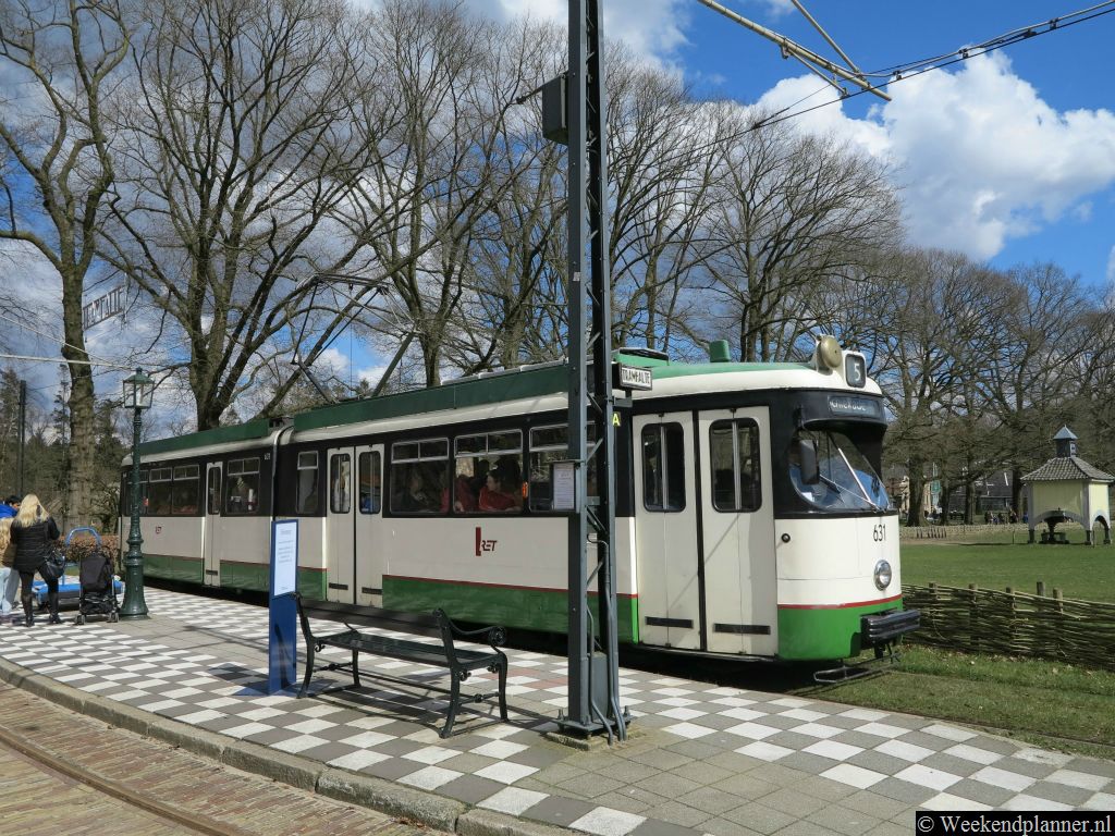 Er is rijden historische trams een rondje door het park. Deze trams zijn gratis. Er zijn verspreid over het park haltes zodat je nooit ver hoeft te lopen. Bij de ingang van het Openluchtmuseum is ook een halte.Tip: Een dagje naar het Openluchtmuseum bij Arnhem.